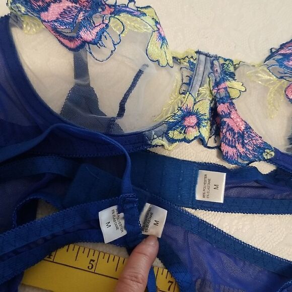 Beautiful 4 pieces lingerie never worn medium - Picture 7 of 11